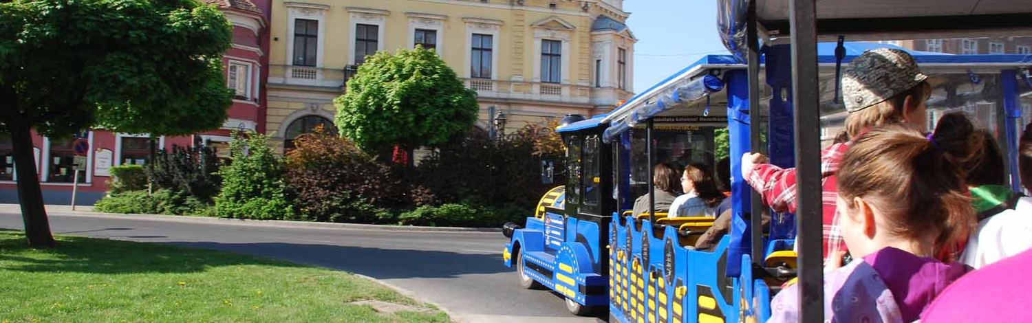A soproni kisvonat egy belvárosi téren, a fedélzetről fényképezve