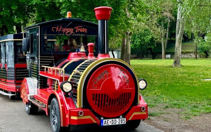 A tatai Happy Train kisvonat az Öreg-tó melletti parkban